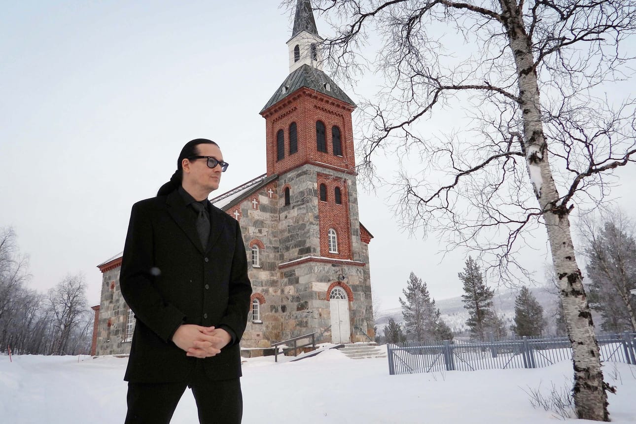 Teologina Jyrki Linnankivi kokee, että häntä seurataan jostain ylempää ja hevirokkarina hän aistii, että ehkäpä Elvis pitää häntä silmällä.