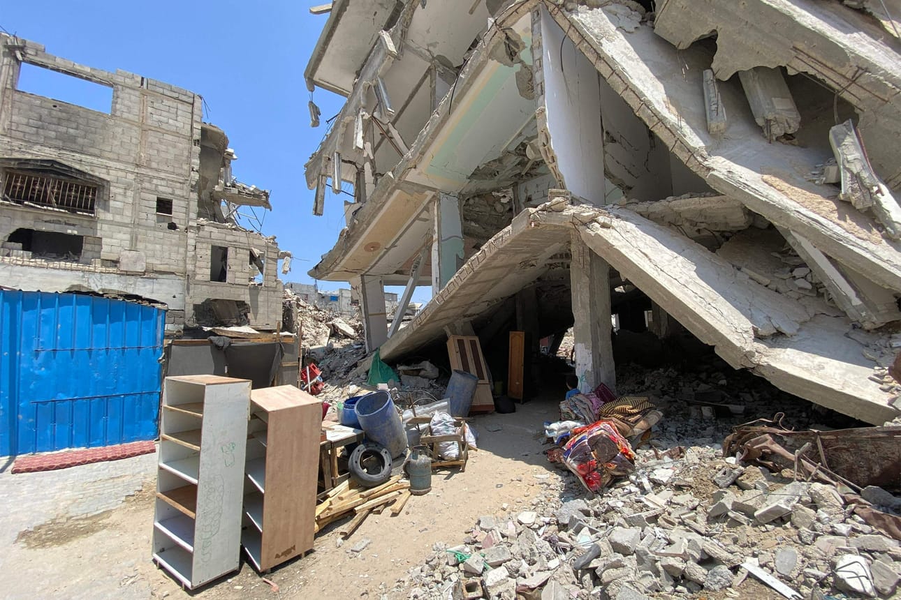 Gazan väestönsuojeluviranomaisten mukaan ainakin 16 ihmistä sai surmansa Israelin ilmaiskuissa keskiviikkona. Kuva on otettu tuustaina Gazan kaistan eteläosassa. AFP/LEHTIKUVA