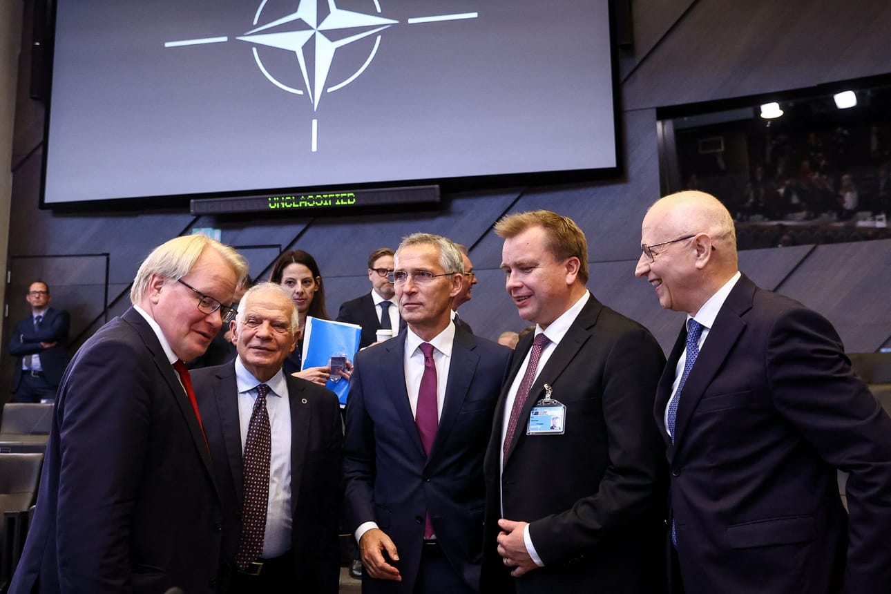 Ruotsin puolustusministeri Peter Hultqvist, EU:n edustaja Josep Borrell, NATOn pääsihteeri Jens Stoltenberg ja Suomen puolustusministeri Antti Kaikkonen. LEHTIKUVA / AFP