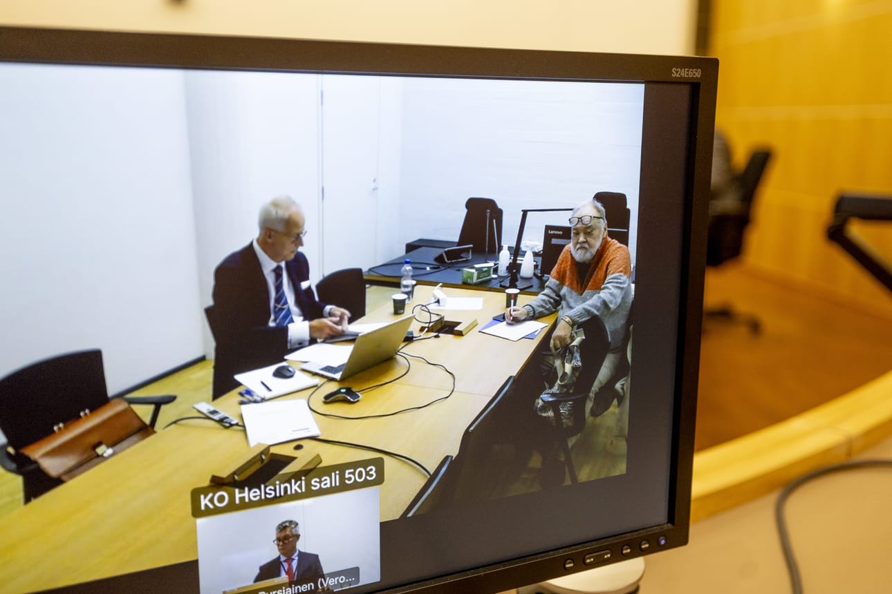 Matkustuskiellossa ollut Jorma Leppäniemi vastasi syytteisiin etäyhteydellä Helsingin käräjäoikeuden tiloista.