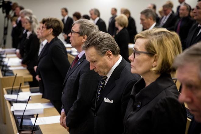 Kansanedustaja Ilkka Kanerva (kok.) hiljeni muun eduskunnan kanssa tänään edesmenneen presidentti Mauno Koiviston muistolle. KUVA: Joel Maisalmi