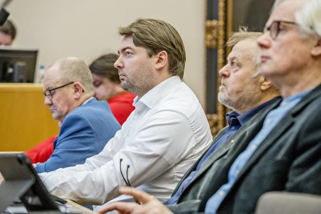 Kansanedustaja Ville Vähämäki Oulun kaupunginvaltuuston kokouksessa viime tammikuussa. KUVA: Jukka-Pekka Moilanen