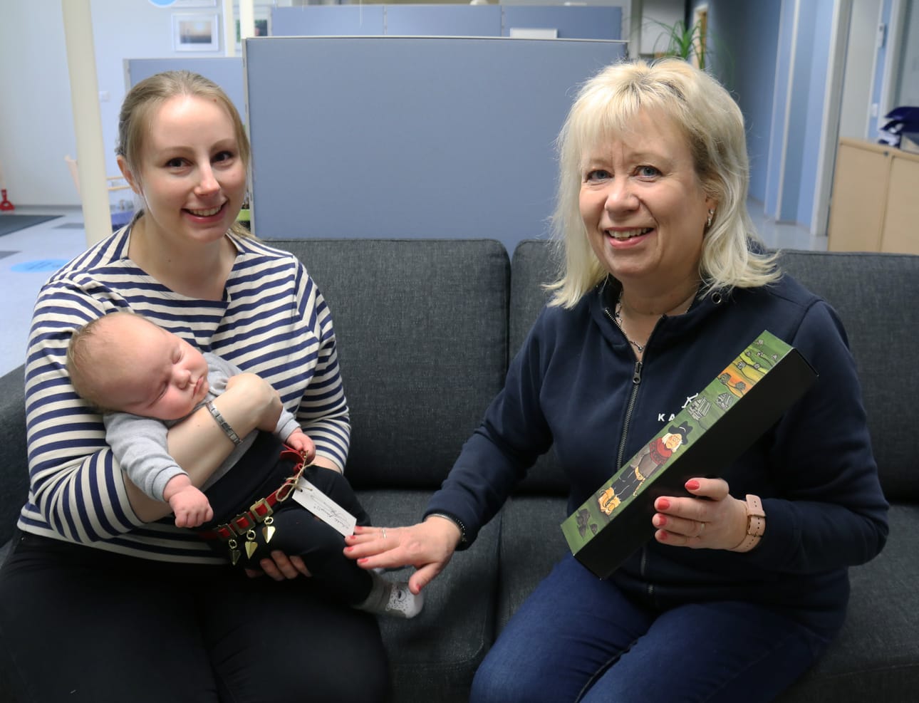 Kaupungin yrityspalvelusihteeri Ulla Kari antoi helavyön viime perjantaina tämän vuoden ensimmäiselle kortesjärveläiselle, Eemeli Kultalahdelle. Anniina Kultalahti kietaisi sen heti kokeeksi poikansa uumalle.