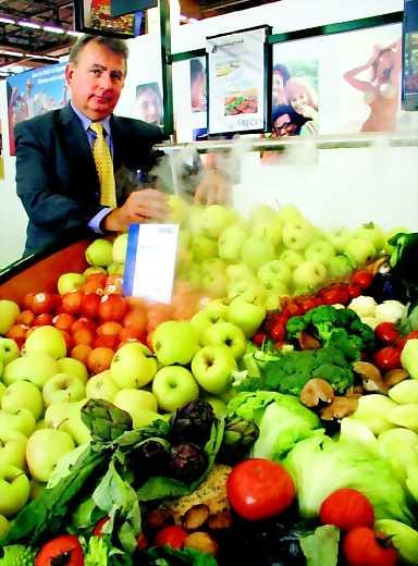 Sumua. Marketin tiskillä vihannesten ja hedelmien ikää pidennetään pienen vesisumun avulla. Näin tuotteiden vitamiinit säilyvät normaalia paljon pidempään.