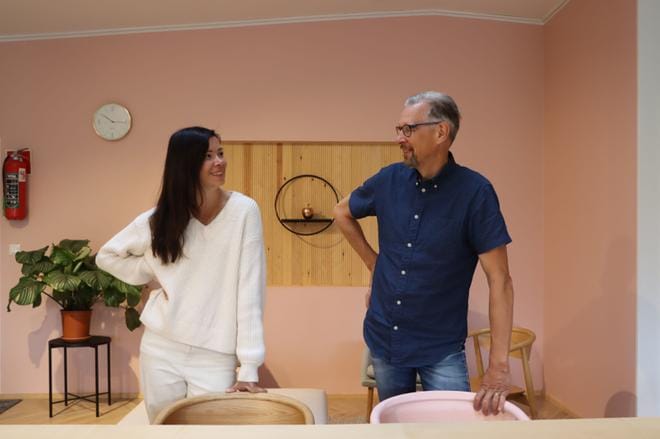 Annaleena Hakola (vas.) kiittelee yrityksen nykytilasta muun muassa isäänsä Jari Hakolaa. KUVA: JARMO PANULA