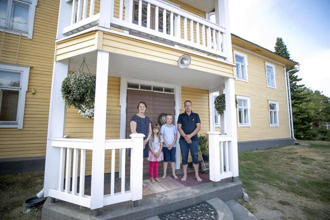 Tiina Knuuttila-Puiras, Miina-Maari Puiras, Juhana Puiras ja Pasi Puiras asuvat pietarilaistyylisessä talossa. KuvaT: Jaakko Elenius