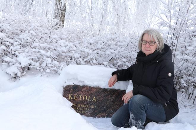Hannele Ketola-Karin esikoinen kuoli yliannostukseen 29-vuotiaana. Hänet on haudattu Alajärven hautausmaalle.