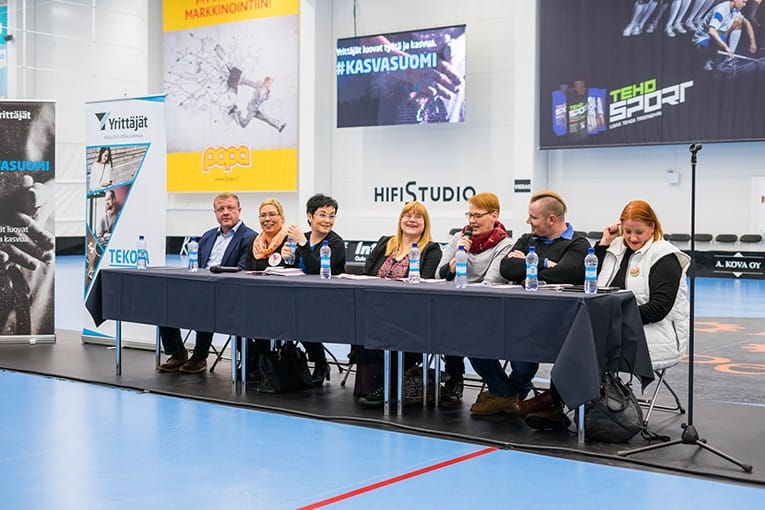 Kansanedustajaehdokkaat keskustelivat yrittäjiä lähellä olevista ajankohtaisista aiheista Kempeleen Zempissä. Keskusteluun osallistuivat Miika Sutinen (vas.), Heidi Haataja, Riikka Moilanen, Leena Askeli, Paula Pohjanrinne, Janne Halunen ja Tanja Tiainen.