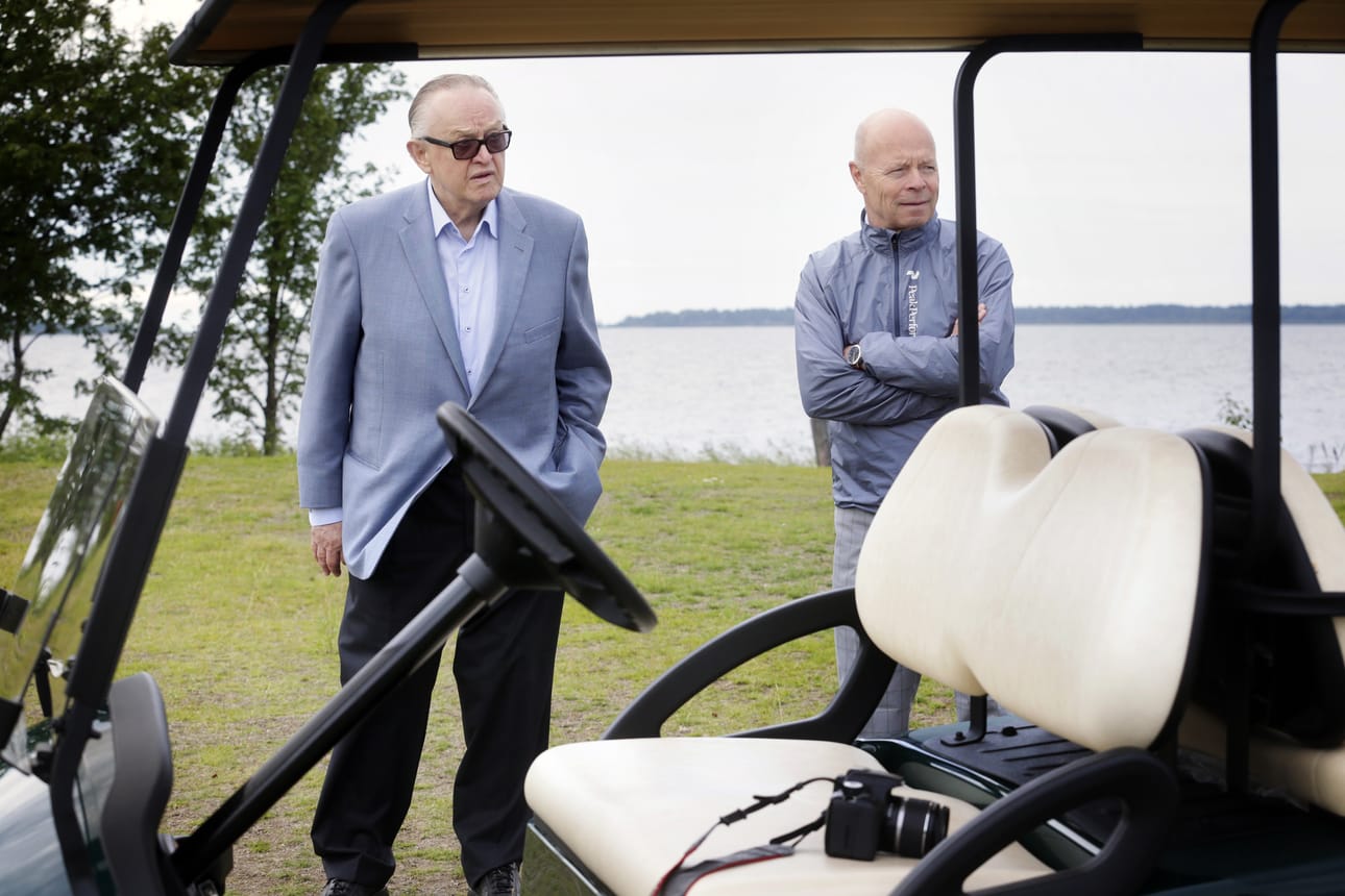 Virpiniemi Golfin toimitusjohtaja Kalle Hirvisalo kuljetti presidentti Martti Ahtisaarta kannustamassa golfaajia Ahtisaaren nimeä kantavassa hyväntekeväisyysturnauksessa. Jännetulehdus on estänyt Ahtisaaren omaa golfinpeluuta tänä kesänä.
