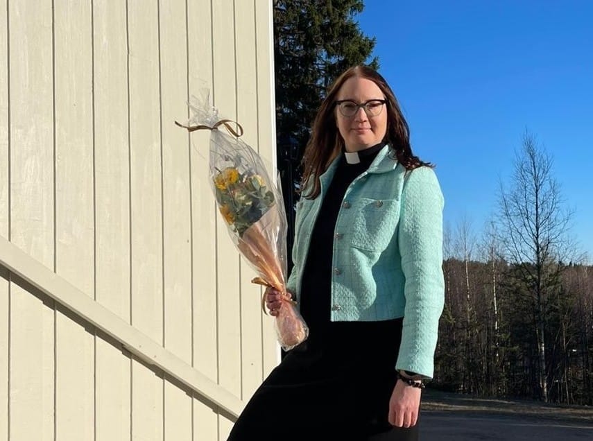 Tarja Pyy Taivalkosken kirkon portailla 13.4.26 kirkkovaltuuston kokouksen jälkeen.