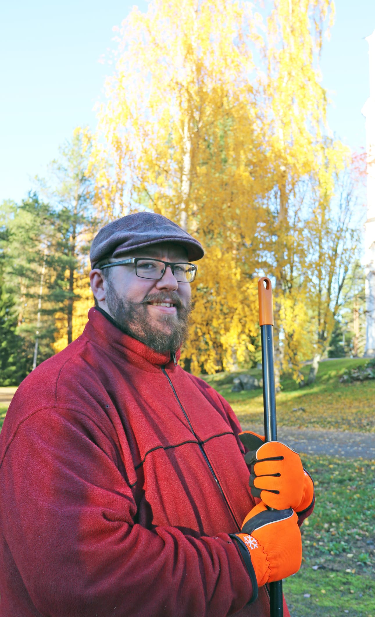Matti Sotaniemi viihtyy seurakuntamestarin työssä. Parasta on ulkona touhuaminen.
