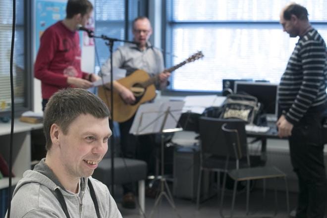 Manageri Markus Aro tarkkailee pöydässä harjoituksia. Takana Ville Ranta-Lassila ja ohjaaja Pasi Luoma, oikealla Markus Tolkki. KUVAT: MINNA ANTILA