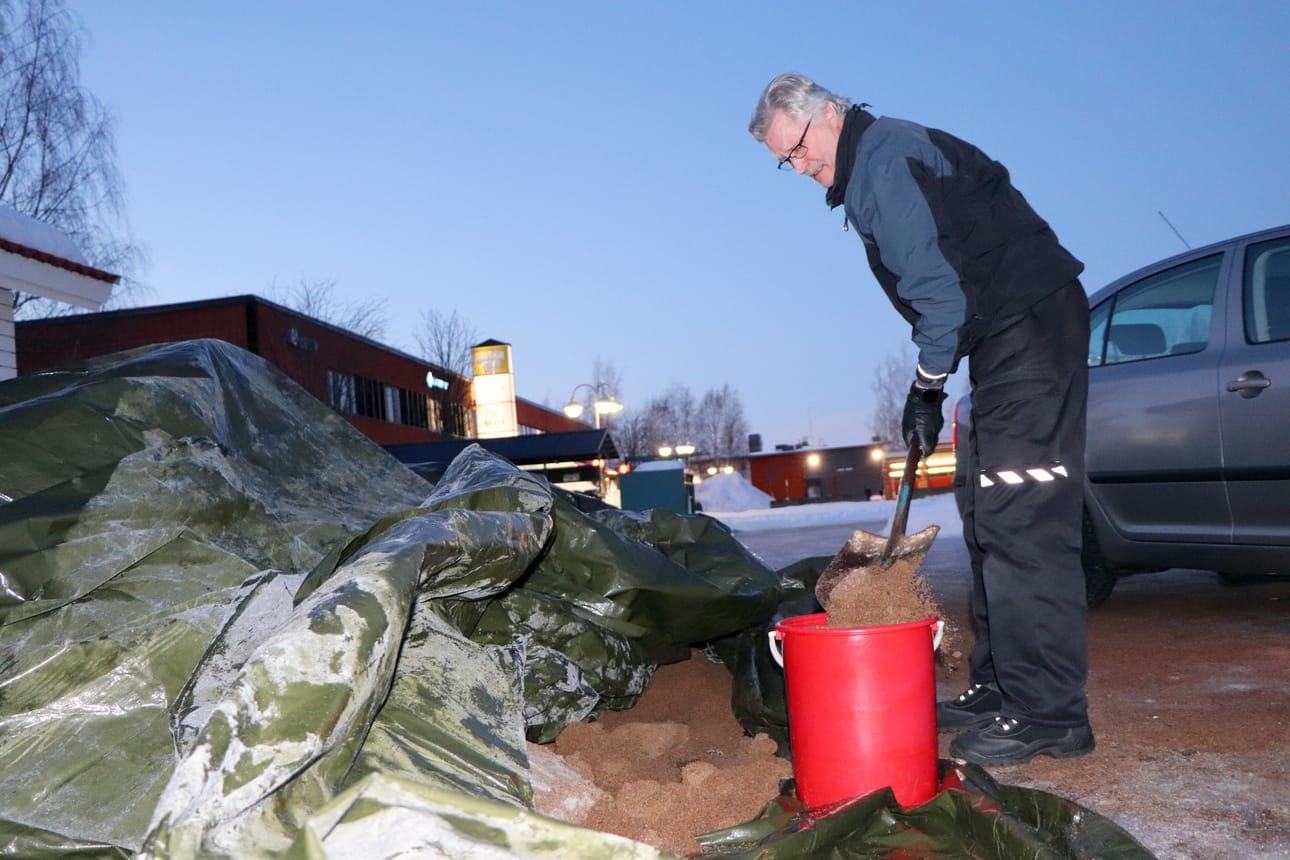 Pudasjärven kaupunki aloitti torstaina ilmaisen hiekoitushiekan jakamisen torilla. Heimo Lukkari haki hiekkaa oman piha-alueenssa hiekoitukseen ja kiitti kaupunkia hiekasta.