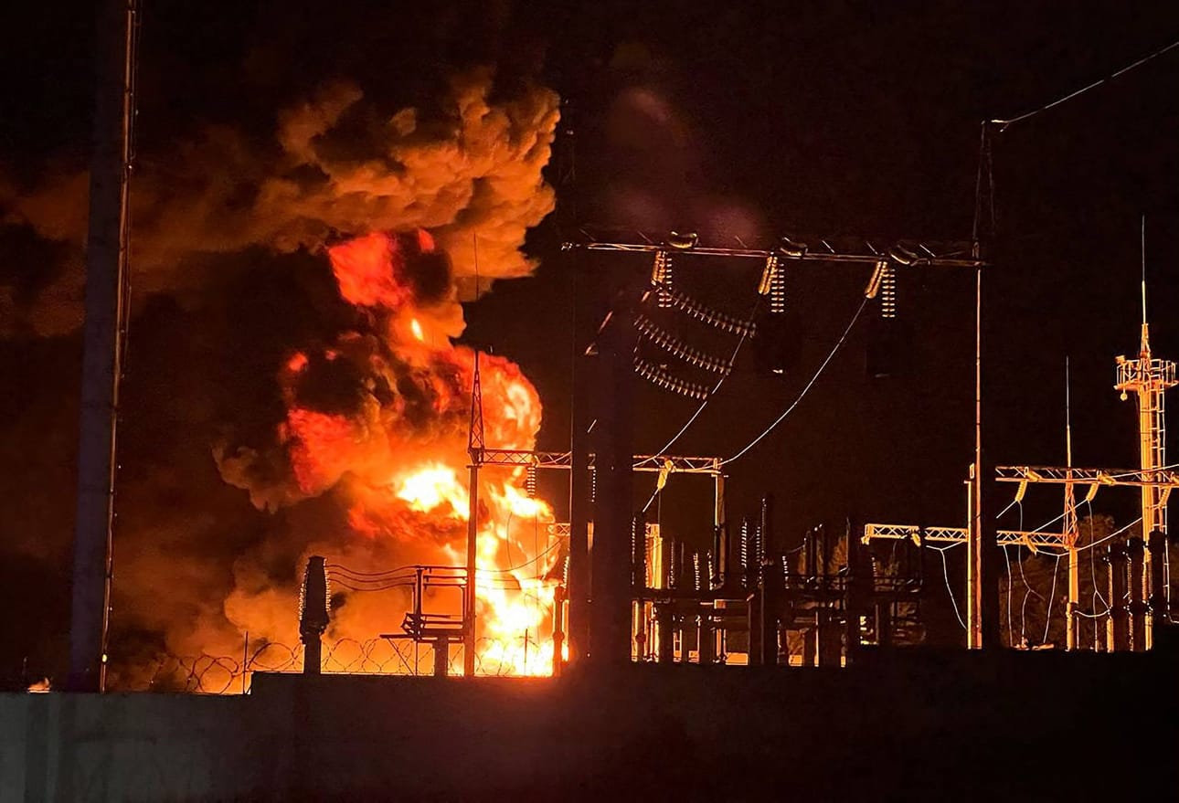 Aiemmin lauantaina alueen kuvernööri sanoi, että öljyvarasto oli tulessa tykistötulen jäljiltä. Hän julkaisi myös kuvan, jossa näkyi tulenlieskoja. LEHTIKUVA / AFP / STRINGER