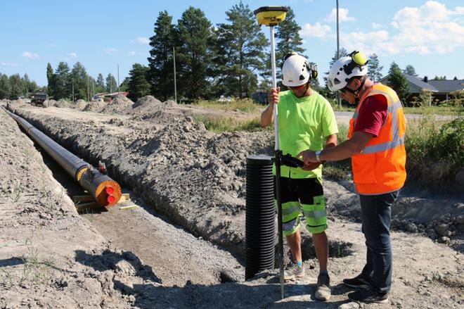 Urakoitsija Jarmo Autio saattoi kaupungin yhdyskuntatekniikan päällikön Raimo Rajalan ajan tasalle töiden etenemisestä maanantaina. KUVA: ANU NAHKALA