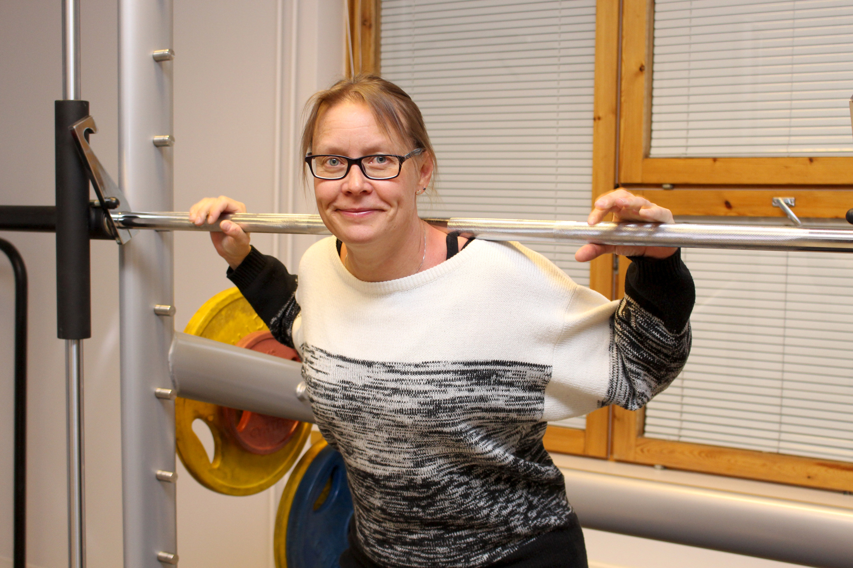 Liikuntasihteeri Sanna Toppinen esitteli Pulkkilan uuden kuntosalin tiloja. Kuntosali muutti ala-asteen kellarikerroksesta entisiin vuodeosastotiloihin.