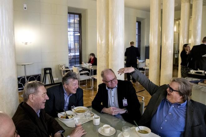 Eduskunnan kuppilassa kansanedustajat ja toimittajat viihtyvät samoissa pöydissä. Kauko Juhantalo, Jussi Kärki ja Timo Haapala kuuntelevat Alatalon tarinointia. KUVAT: Joel Maisalmi