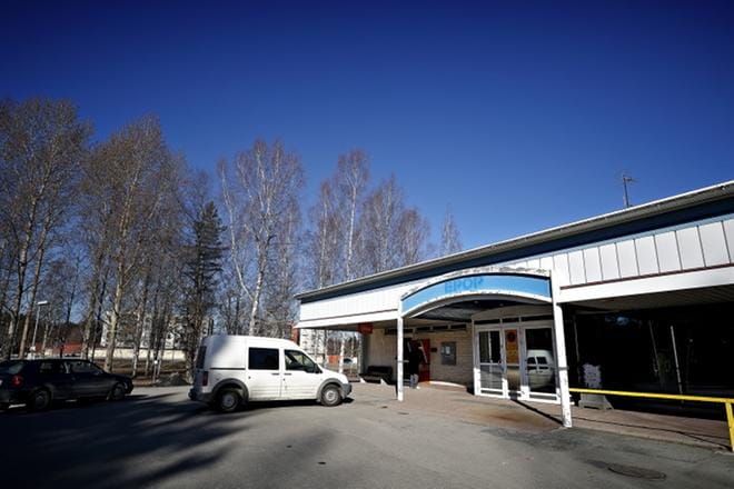 Osuuspankin vanha kiinteistö saa väistyä uuden kerrostalon tieltä. KUVA: TOMI KOSONEN