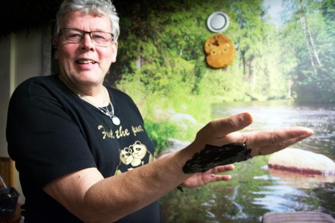 Lehtopeatin yrittäjä Heikki Ruha levitti mustaa turvetta kädelleen kuvausta varten. – Turvetta pitää levittää iholle kunnon kerros, ettei se pääse kuivumaan, hän tietää. ARKISTOKUVA: KAROLIINA SYRJÄ
