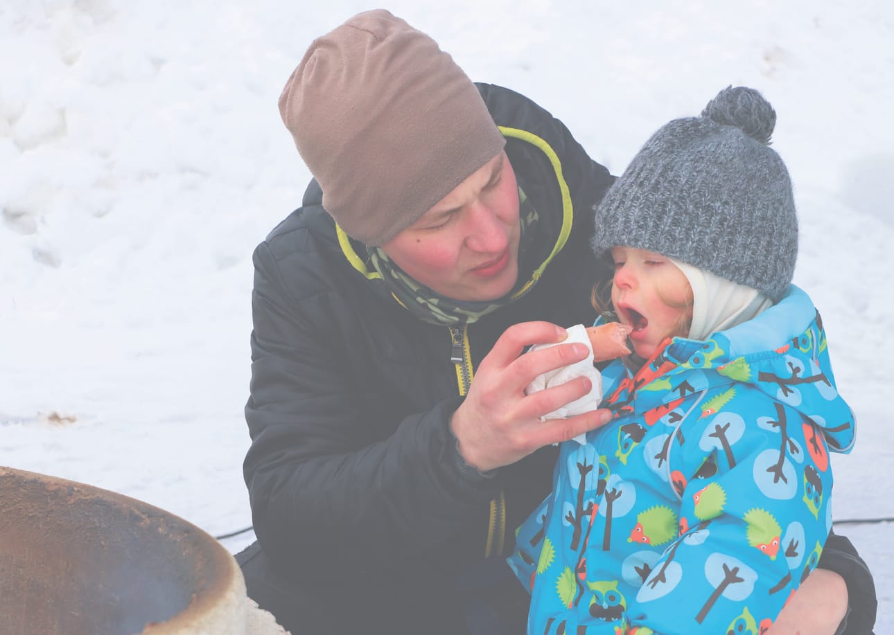 Antti ja Mino (1 vuosi ja 11 kuukautta) Kokko kyykkivät paistamassa makkaraa. –¿Pitää poika opettaa työn tekoon, nauraa Antti Kokko, jonka yritys Luodon liha ja kala on tullut talvitapahtumaan myymään loimulohta ja säilykkeitä.