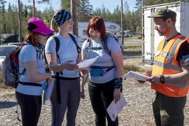 Anne Marjamäki (vas.), Sini Käsnänen ja Mirja Koivumäki saivat ohjeistuksen Sami Kuntolalta pienoiskiväärirastia varten. Joukkue kaatoi viidestätoista taulusta seitsemän. Kuva: Juho Korpela