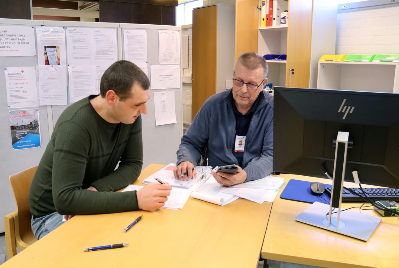 Ohjaaja Jorma Risku työskentelee Seinäjoen vastaanottokeskuksen Kauhavan sivutoimipisteessä arkipäivisin. Vladyslav Tymtsiv kävi hänen puheillaan maanantaina.