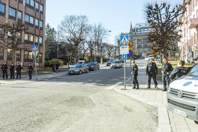 Äärioikeisto kokoontui Turun keskustassa poliisin tiukassa vartioinnissa. Poliisi oli näkyvästi läsnä ravintola Suomalaisen Pohjan lähistöllä Taidemuseonmäellä. KUVA: Jori Liimatainen