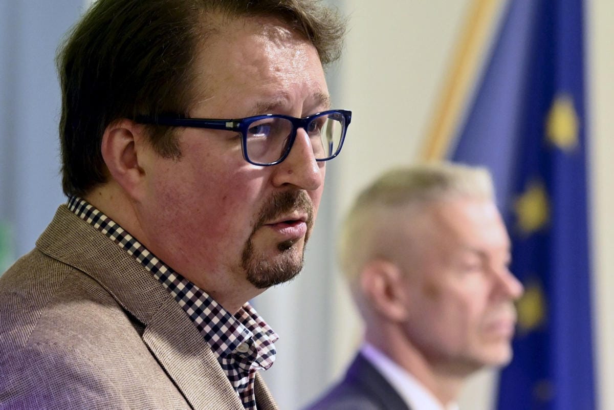 THL:n johtaja Mika Salminen (vas.) ja STM:n osastopäällikkö Taneli Puumalainen koronatilannekatsauksessa Helsingissä tänään. LEHTIKUVA / JUSSI NUKARI