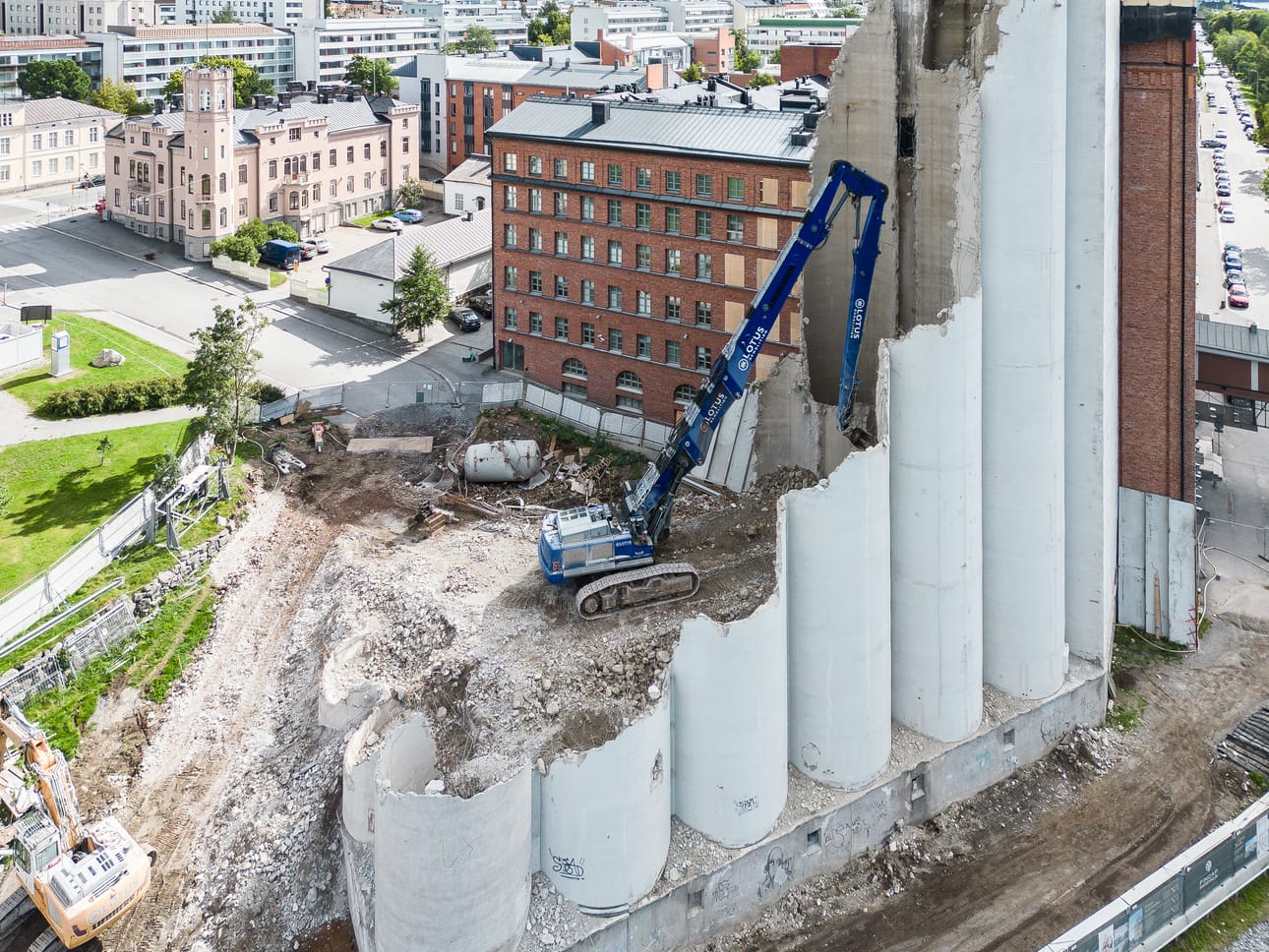 Vaasan 1960-luvulla valmistuneet rantasiilot katoavat pala palalta. Lokakuun loppuun mennessä niiden pitäisi olla muisto vain ja tontin tyhjä.