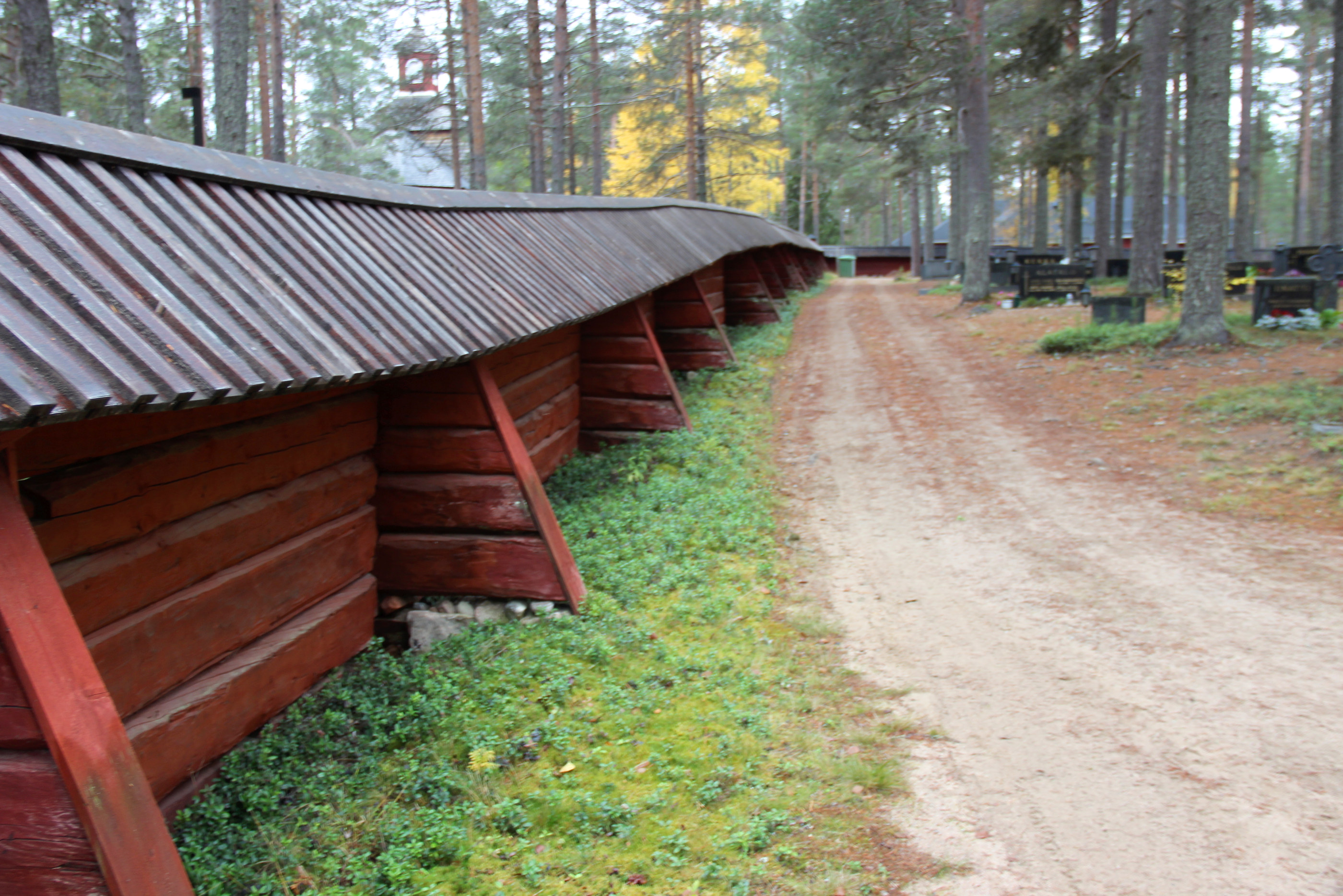 Hirsirakennusperinne sai kiitosta. Maailman pisin, 1371-metrinen hirsiaita kiertää Pudasjärven kirkkomaan.
