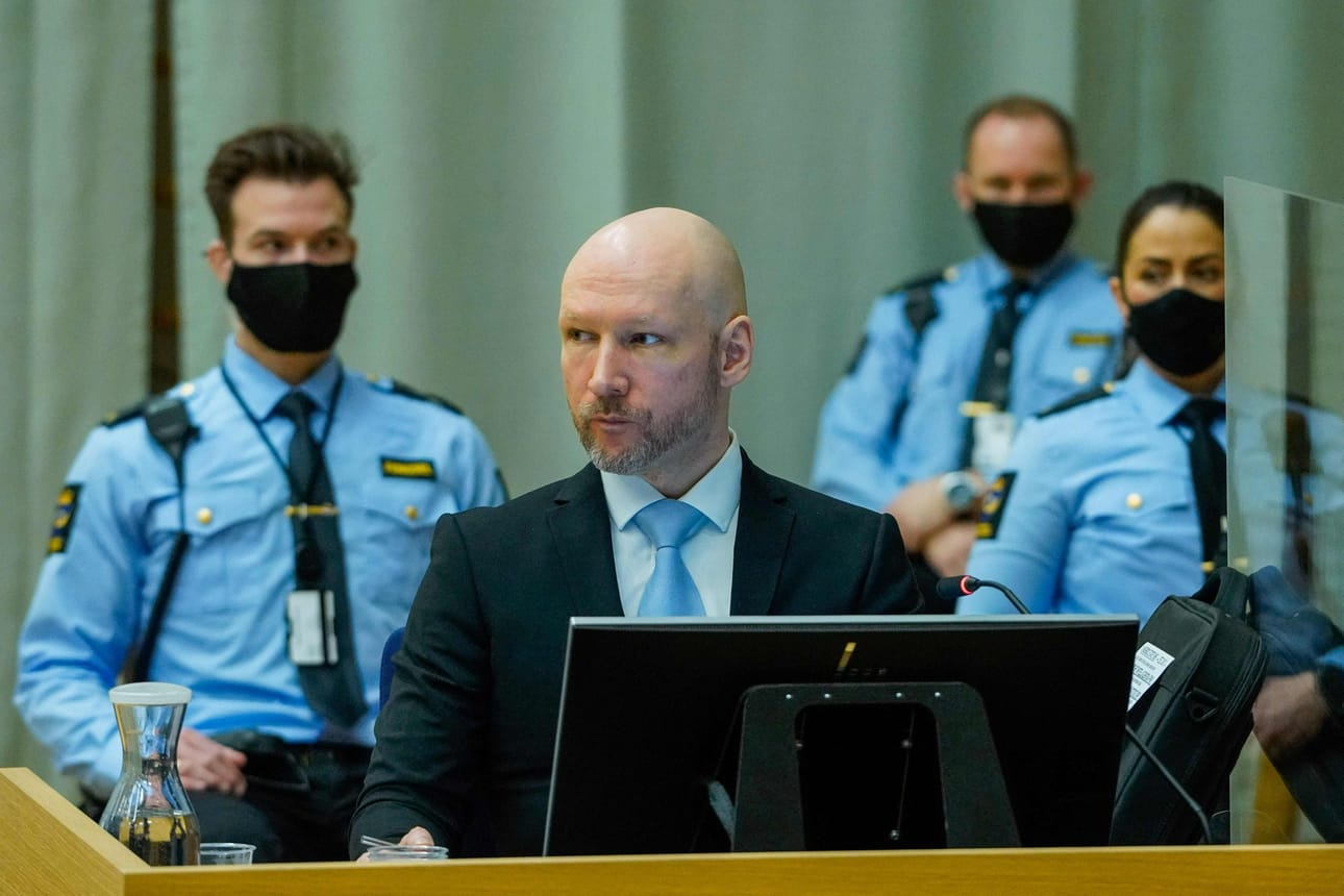 Breivik siirrettiin aiemmin tänä vuonna toiseen vankilaan, mutta hänen olonsa eivät ole Storrvikin mukaan parantuneet. Hänet sijoitettiin eristettynä muista vangeista tiukasti valvotulle osastolle. LEHTIKUVA / AFP