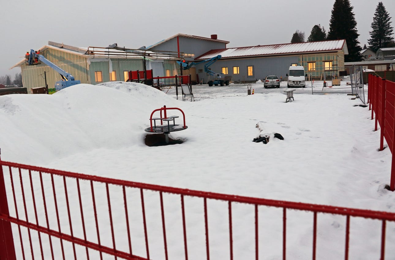 Teuvan uusi päiväkoti valmistuu ensi vuonna. Rakennusta on tehty monta vuotta, ja rakentamiseen on liittynyt monenlaisia vaikeuksia esimerkiksi urakkojen kilpailutuksessa.