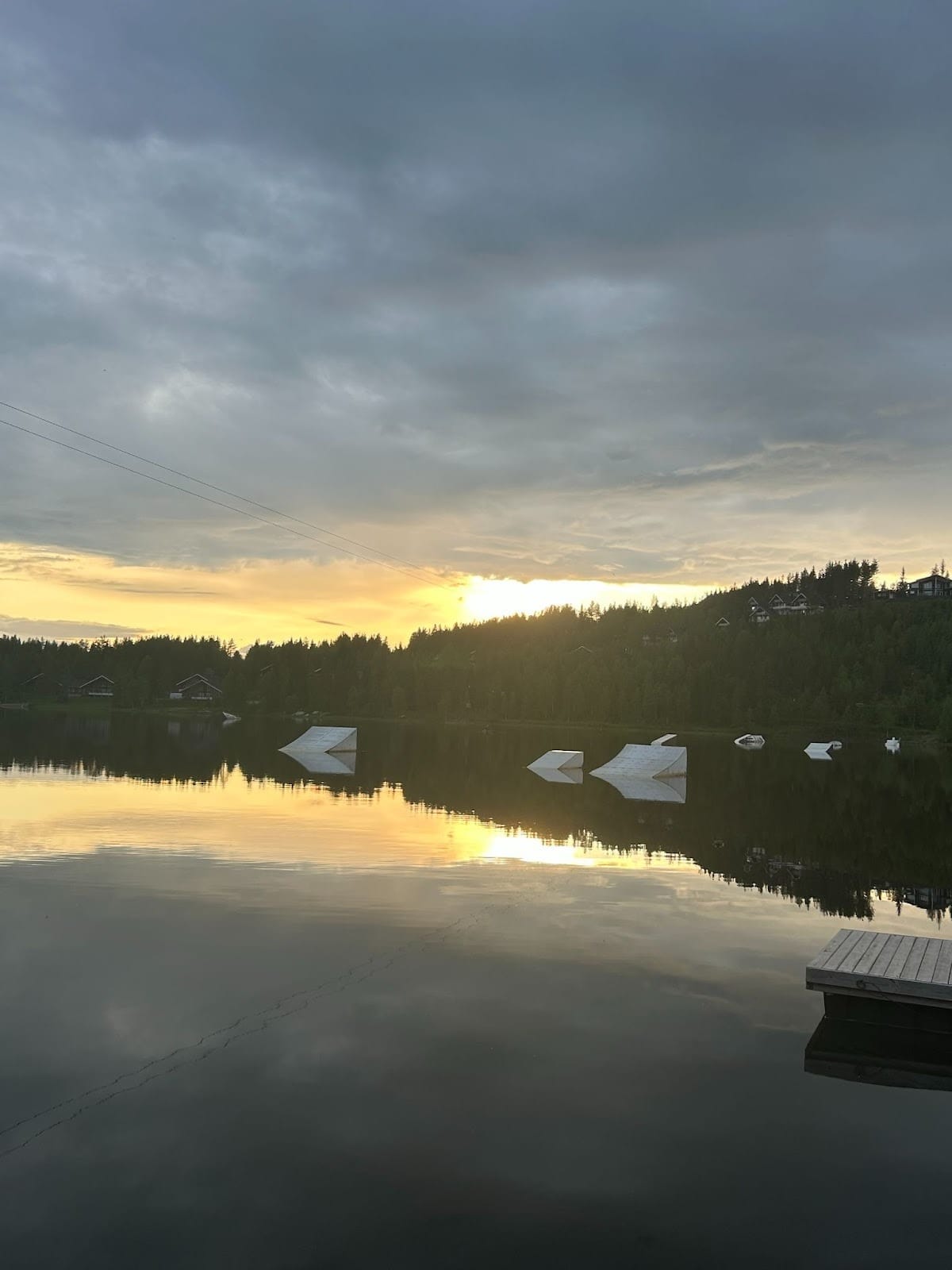 Wakeboardaus on vesilautailua, jota voi harrastaa muun muassa Oulussa, Ukkohallassa ja Espoossa.