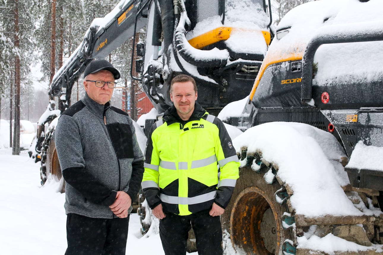 Isä Ahti Annala (vas.) lähti metsätyömaille jo 15-vuotiaana, poika Pasi Annala parikymppisenä. Ahti Annala on nyt eläkkeellä, mutta häntä näkee Kone Annalan hallilla usein.