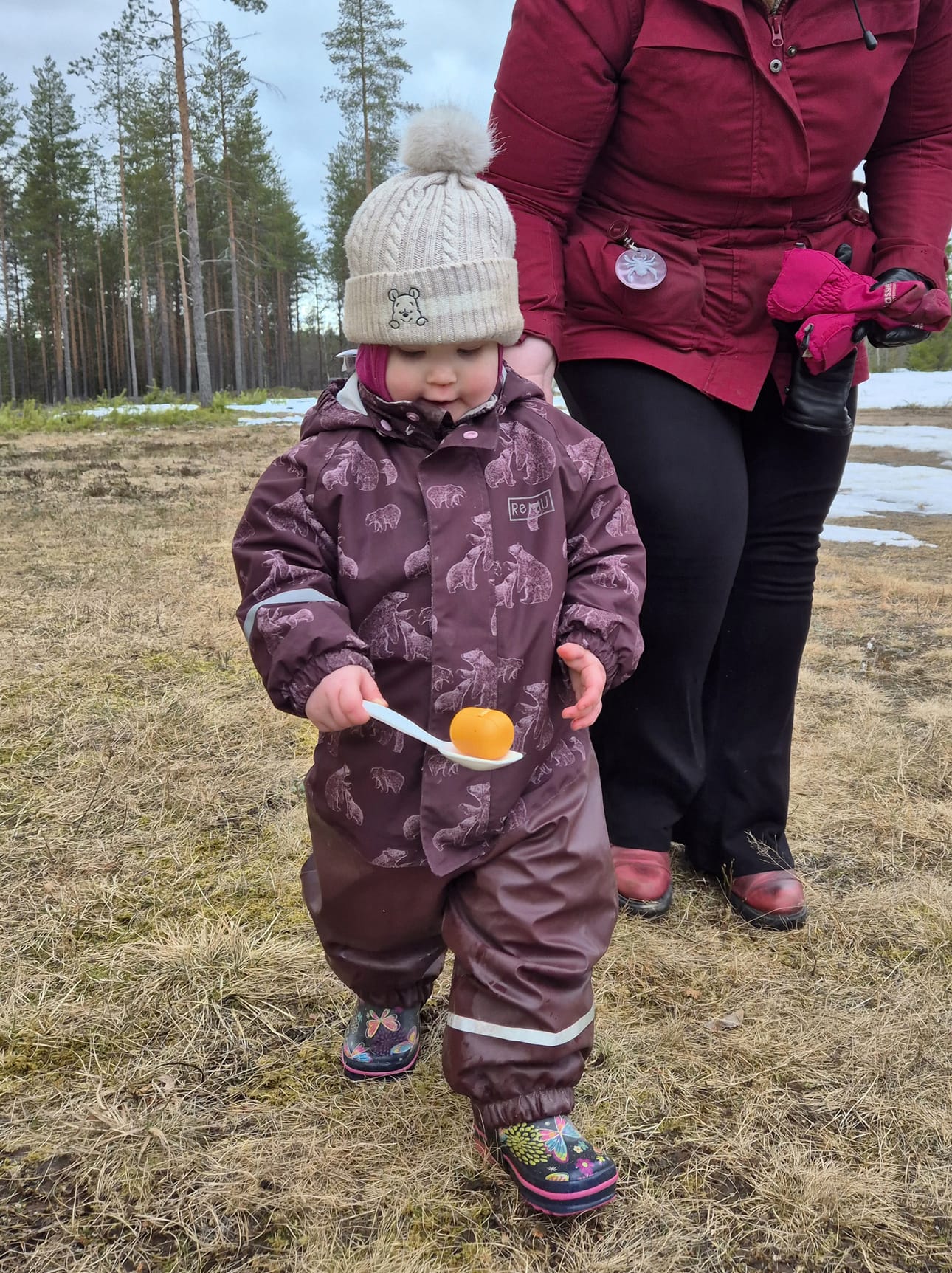 Nelli Miettinen lusikkajuoksussa Kuren pääsiäistapahtumassa.