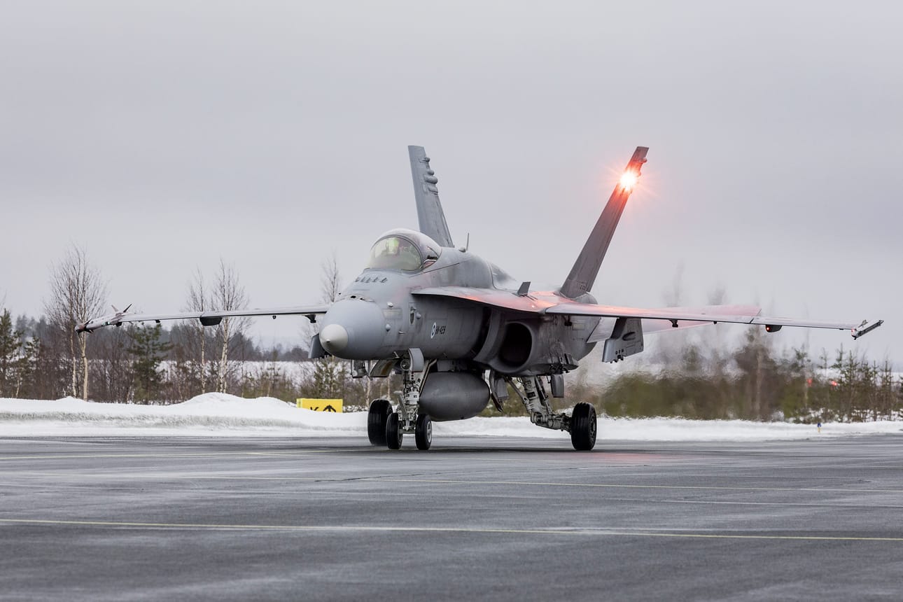 Hornet-hävittäjä kuvattuna Ilmavoimien Cold Response -sotaharjoituksissa maaliskuussa.