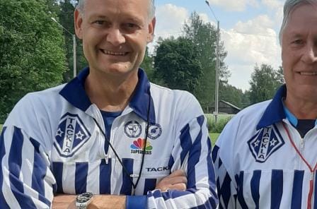 Petri Pitkäranta (vas.) ja takavuosien lukkarivelho Markku Kuikka olivat erotuomareina viime kesänä Padasjoella käydyssä ottelussa kyläläiset vastaan mökkiläiset. KUVA: PITKÄRANNAN KOTIALBUMI