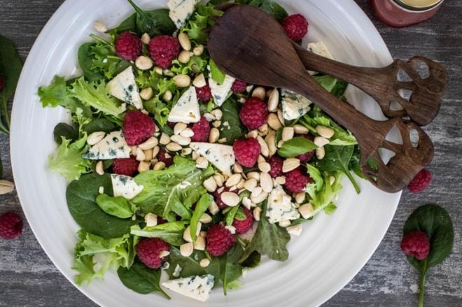 Astetta fiinimmässä salaatissa kohtaavat tuoreet vadelmat, sinihomejuusto ja paahdetut mantelit. KUVA: Nanna Rintala