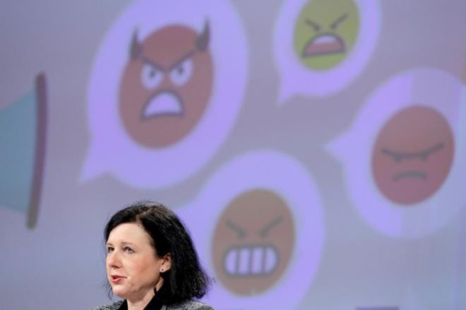 EU:n oikeuskomissaari Vera Jourová kiitteli helmikuun alussa, että muun muassa Facebook, Google ja Twitter pystyvät taistelemaan vihapuhetta vastaan entistä paremmin. Jourová kuitenkin sanoi, että komissio jatkaa yhtiöiden toimien tarkkailua. KUVA: STEPHANIE LECOCQ/EPA