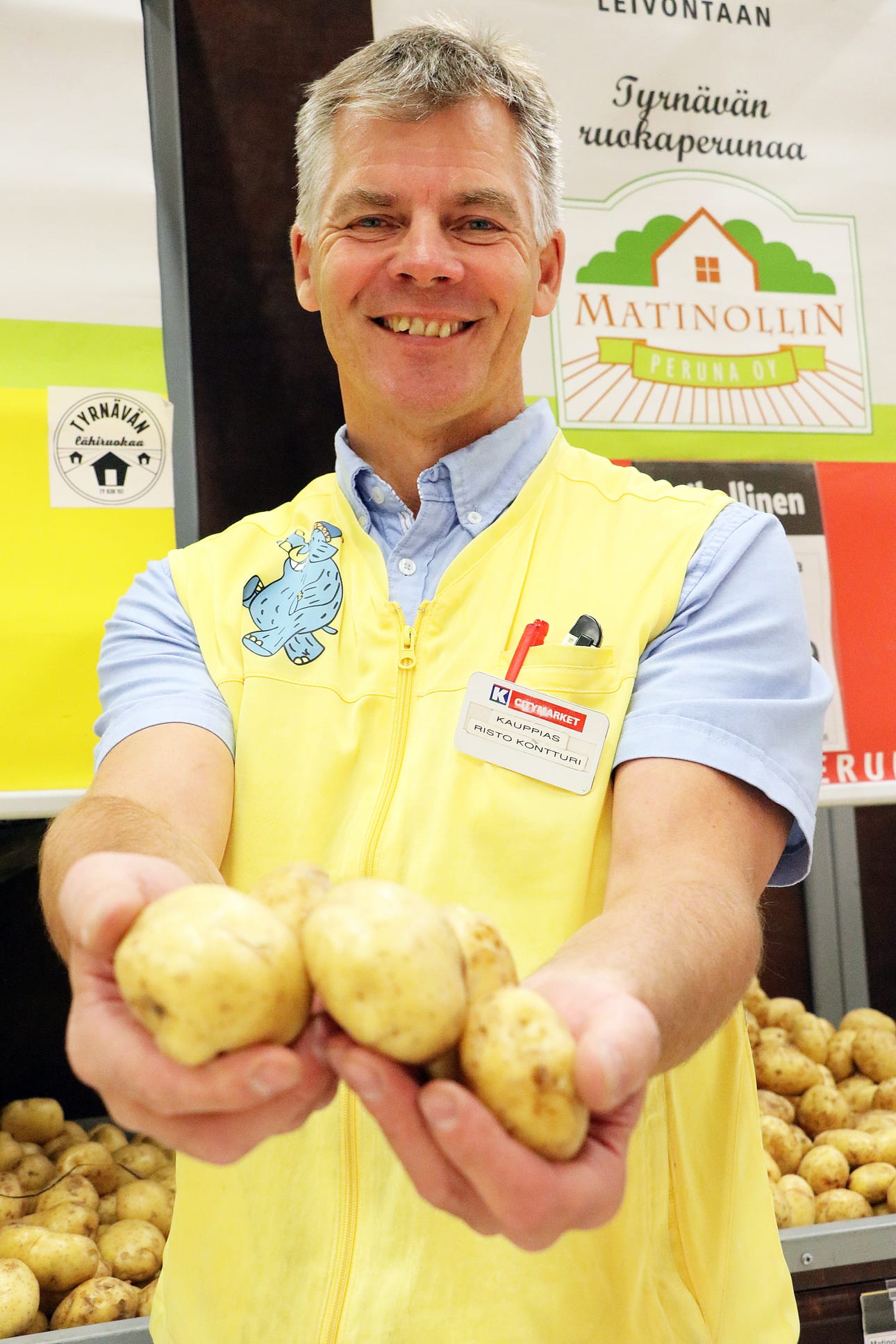 K-Citymarketin kauppias Risto Kontturi kertoo, että suurin osa elintarvikemyymälän perunasta tulee Tyrnävältä – jopa Pirkka-perunat.