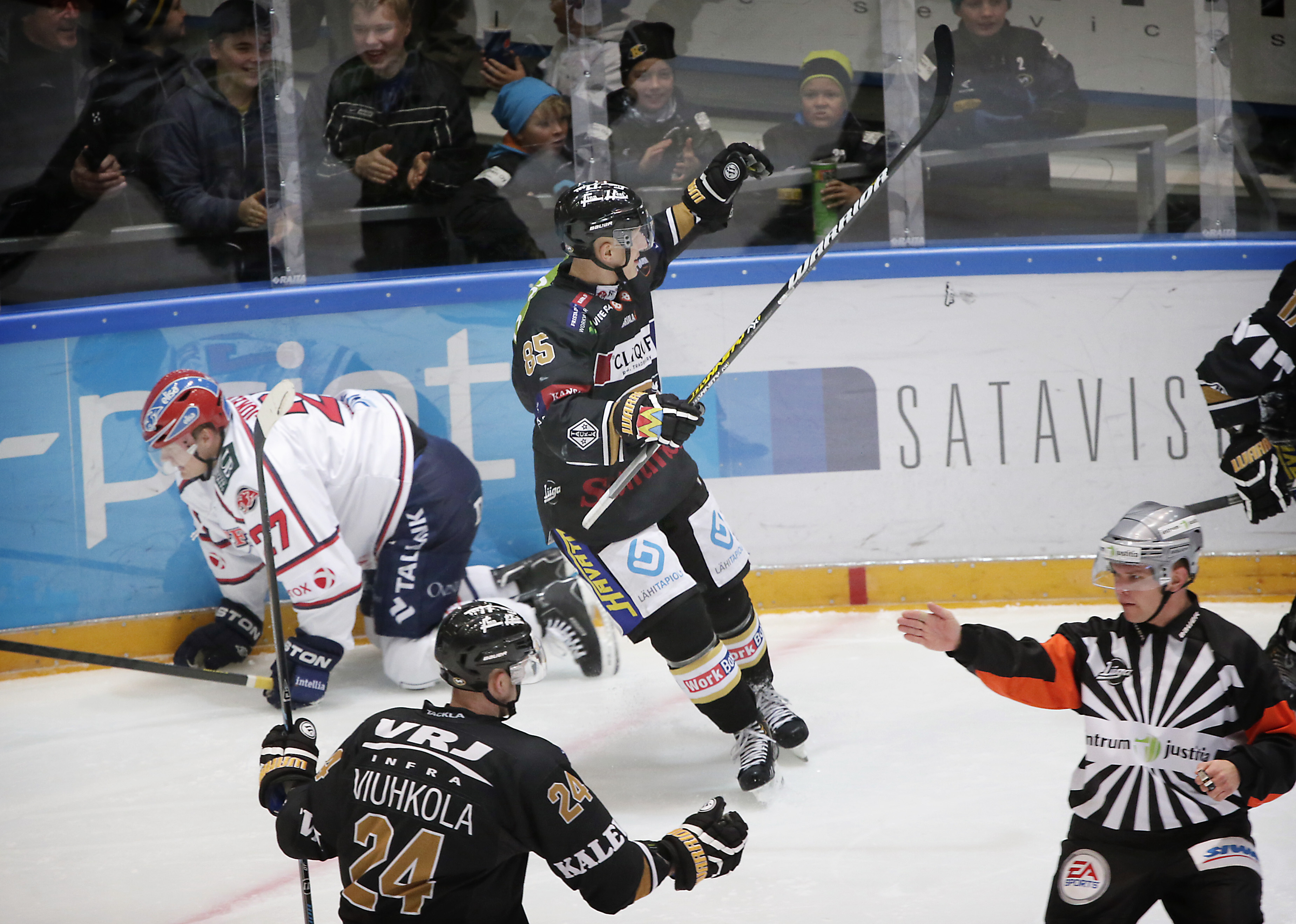 Jari Viuhkola (edessä) syötti Toni Kähkösen (keskellä) tekemän maalin.