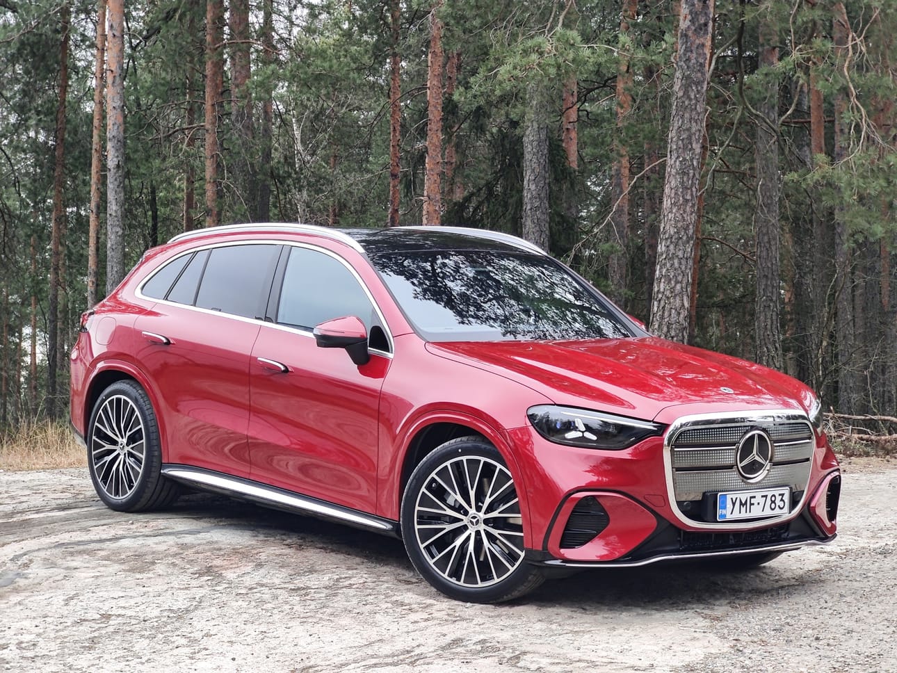 Keulamaski sitoo uuden GLC:n ikiaikaiseen Mercedes-Benz-muotoiluun. Säleikkö on kokonaan valaistu, joten tämä auto erottuu pimeässä.