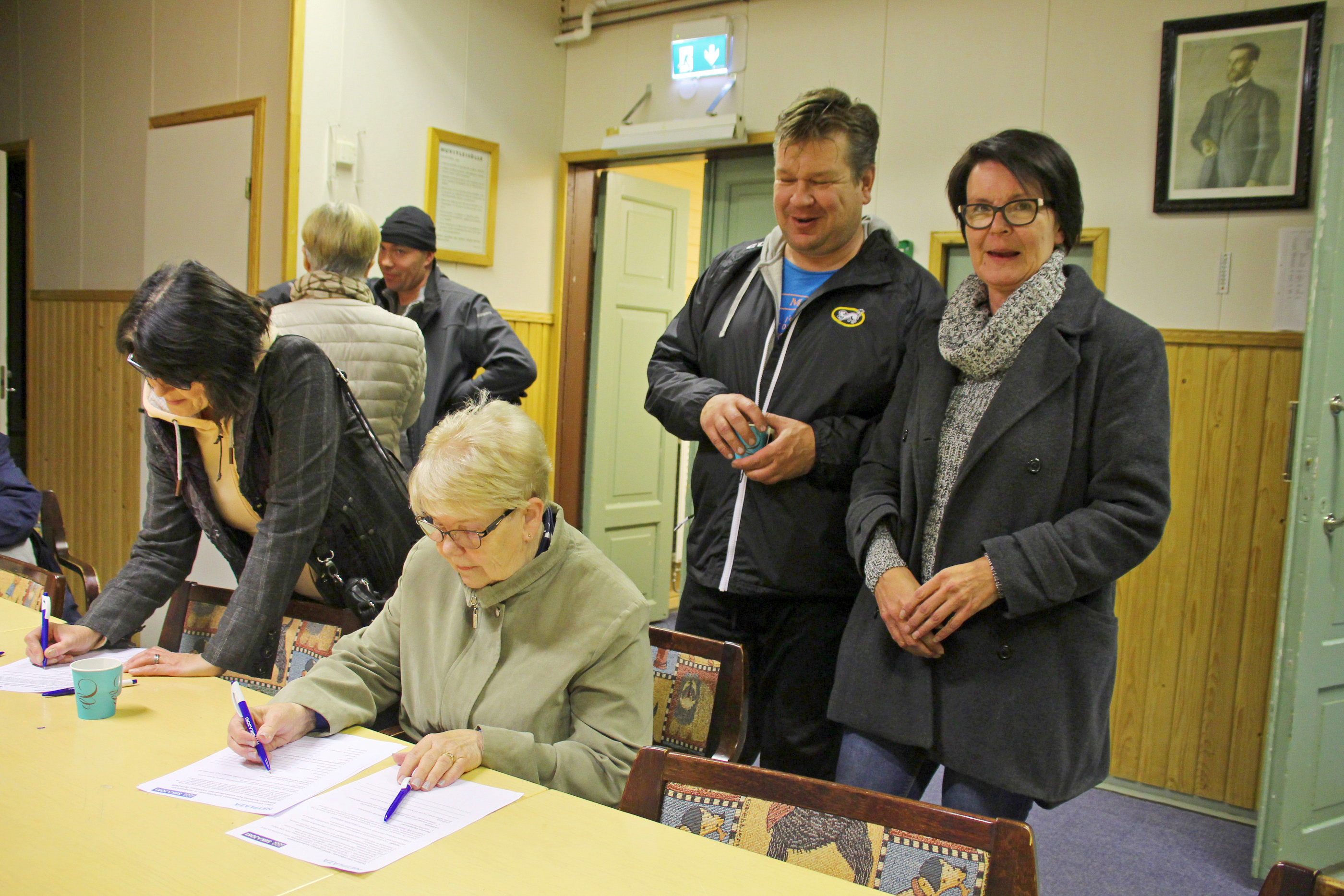 Siikajoella vuosikaudet jalalla ollut valokuituhanke lähti lopultakin liikkeelle. Valokuidun etuja esiteltiin eri puolilla kuntaa ja lopulta meni tarvittava 1&thinsp;000 liittyjän raja rikki. Siikajoenkylällä kuitu kiinnosti muun muassa Eija Paakkaria, Pirjo Länkistä, MIka Kaijankoskea ja Pirkko Paakkaria. Kuva Kirsi Junttila