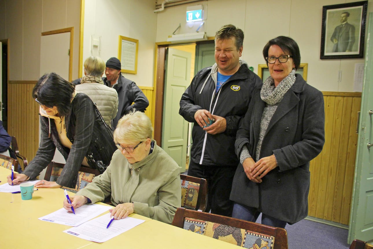Siikajoella vuosikaudet jalalla ollut valokuituhanke lähti lopultakin liikkeelle. Valokuidun etuja esiteltiin eri puolilla kuntaa ja lopulta meni tarvittava 1 000 liittyjän raja rikki. Siikajoenkylällä kuitu kiinnosti muun muassa Eija Paakkaria, Pirjo Länkistä, MIka Kaijankoskea ja Pirkko Paakkaria. Kuva Kirsi Junttila