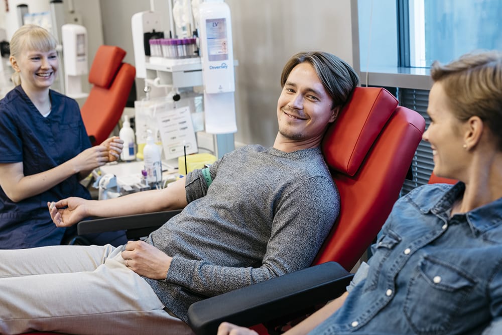 Hemoglobiiniarvo mitataan aina ennen luovutusta ja sen tulee olla miehillä vähintään 135 g/l ja naisilla 125 g/l. Verenluovuttajan on todistettava henkilöllisyytensä virallisella henkilötodistuksella.