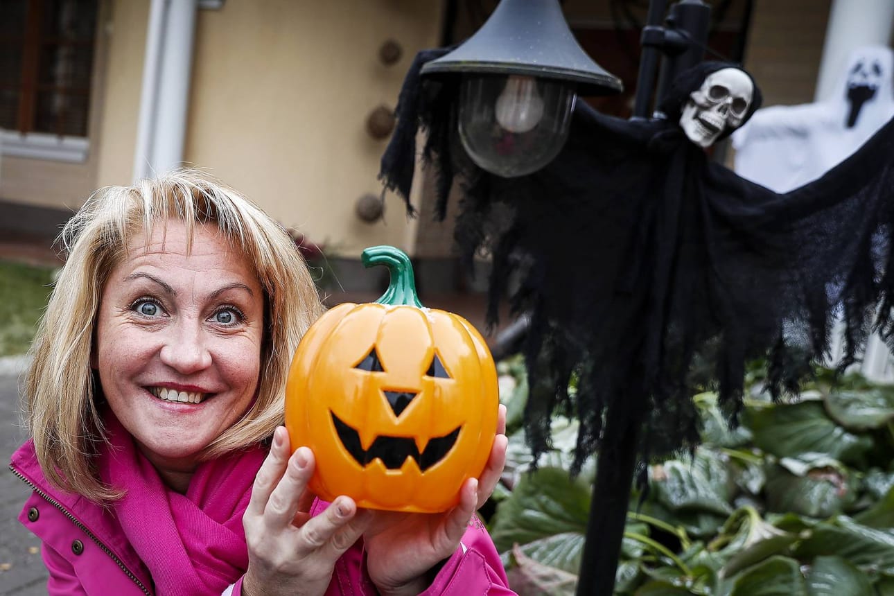 Tanja Tervaniemen mukaan elämässä pitää olla iloa. Halloweenia hän päätyi viettämään, kun tyttärelle järjestettiin halloween-juhlia.