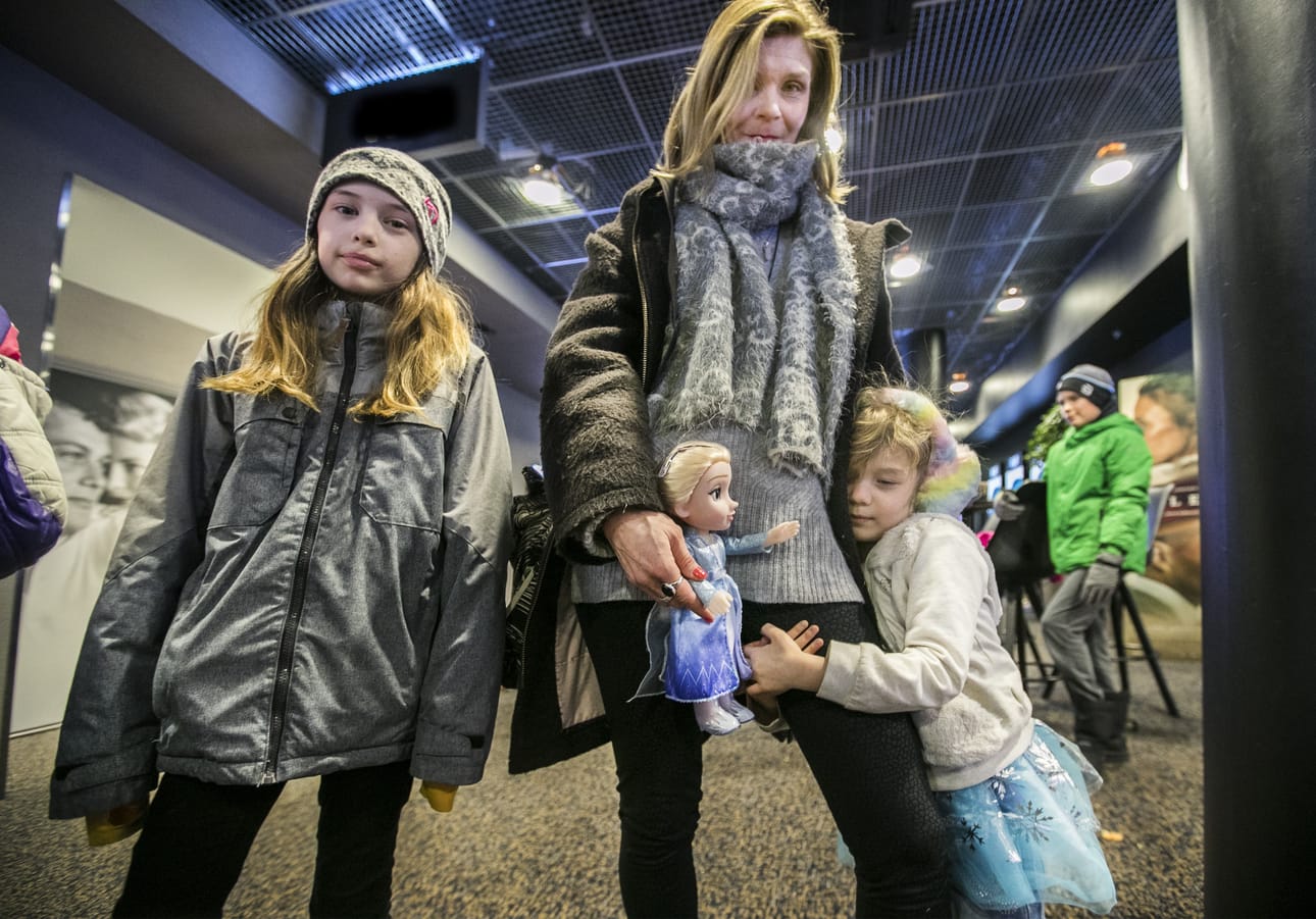 Oulussa Finnkinon Plaza-teatterissa elokuvan näki viime viikon perjantaina Heidi-Maria Saraniemi yhdessä tyttäriensä Vilman ja Iriksen kanssa. Heidi-Maria Saraniemi kertoo jonottaneensa lippuja tapaninpäivänä puolentoista tunnin ajan ja että pisimmillään jonossa ennen häntä oli yli 2 000 henkilöä.