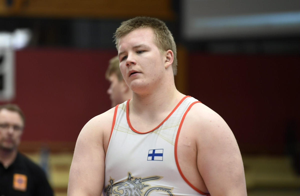 Mäenpää paini EM-pronssille, mitalisade jatkuu Savolaisen finaalissa sunnuntaina