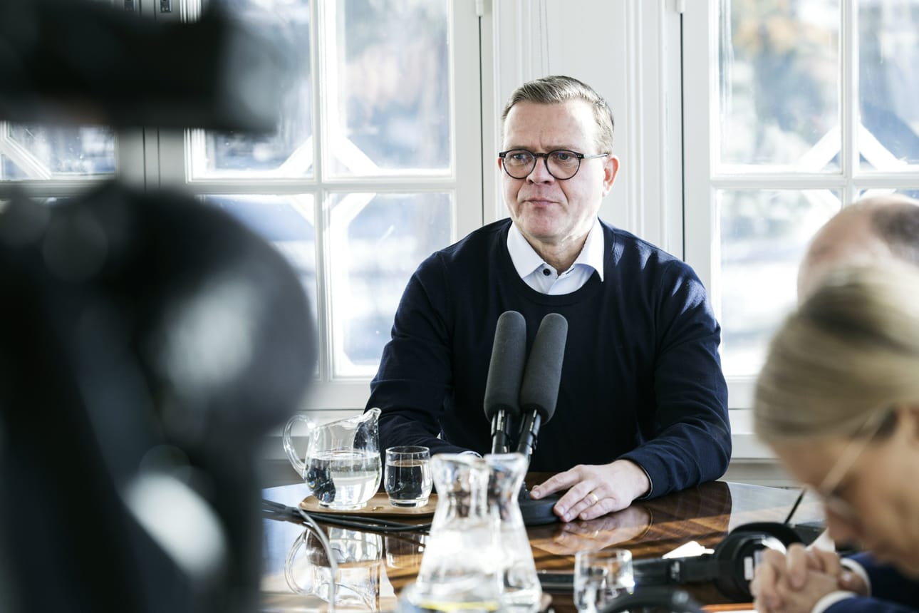 Pääministeri Petteri Orpo YLEn pääministerin haastattelutunnilla virka-asunnolla Kesärannassa Helsingissä 18. helmikuuta 2024.