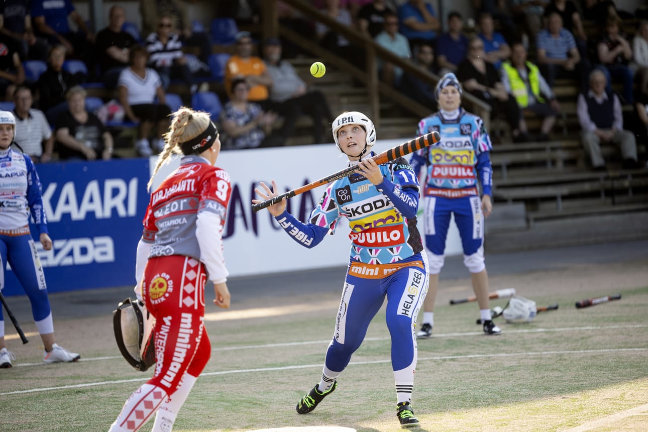 Lapuan Virkiä ja Seinäjoen Maila-Jussit ottavat parhaillaan mittaa toisistaan naisten Superpesiksen pudotuspeleissä. Kuvassa Emmi Laine lyömässä Johanna Karjanlahden tarjoilusta ensimmäisessä puolivälierässä Lapualla.